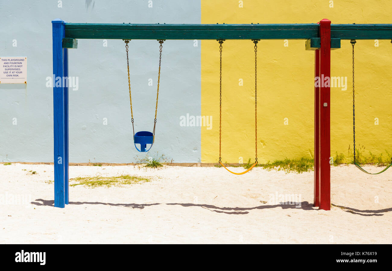Une aire de jeux colorée dans le sable à l'ancien chantiers navals aux Bermudes Banque D'Images