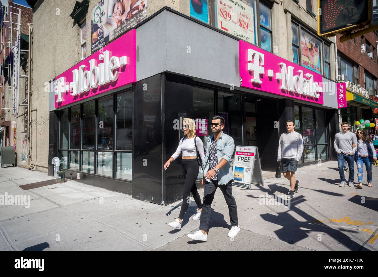 Un magenta T-Mobile USA store est vu à New York, le samedi 9 septembre 2017. t-mobile serait le lancement d'une "internet-de-choses' réseau à bande étroite, l'essayant à Las Vegas pour un lancement à la mi-2018. (© richard b. levine) Banque D'Images