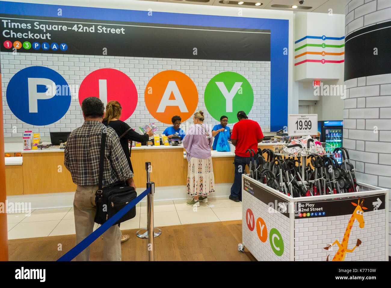 L'emplacement temporaire de toys r us de Times Square à New York le jeudi, septembre 7, 2017. l'emplacement est un retour à la zone après la fermeture de leur ancien magasin en 2015 et restera ouvert au moins jusqu'à ce que les vacances. le détaillant a également embauché à l'extérieur de l'aide juridique afin d'analyser les options de restructuration, y compris une éventuelle faillite, de traiter avec ses 5 milliards de dollars de dette. (© richard b. levine) Banque D'Images