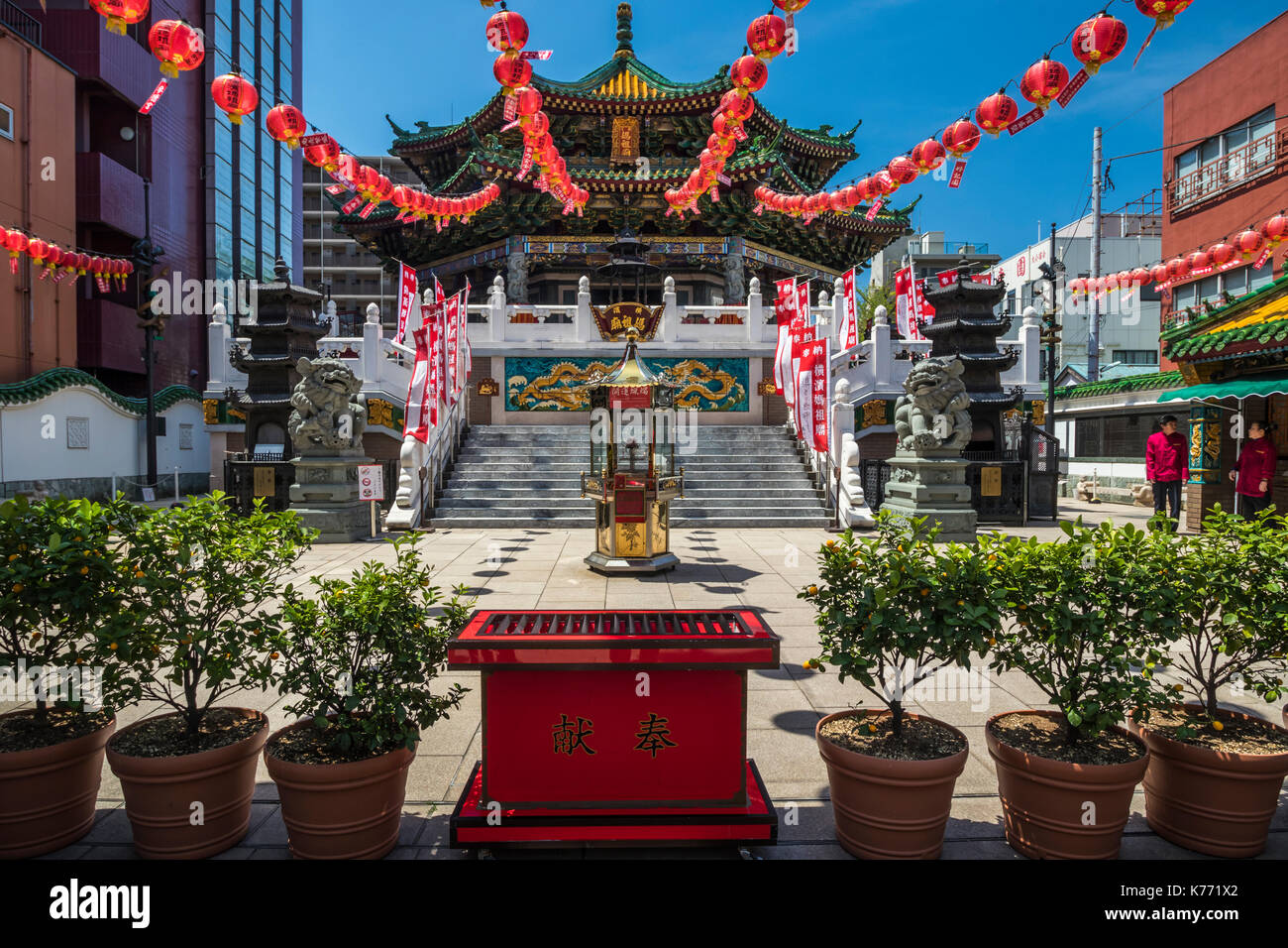 Porte d'entrée au Temple dans le quartier chinois Miao Mazu, Yokohama, Japon, Asie. Banque D'Images