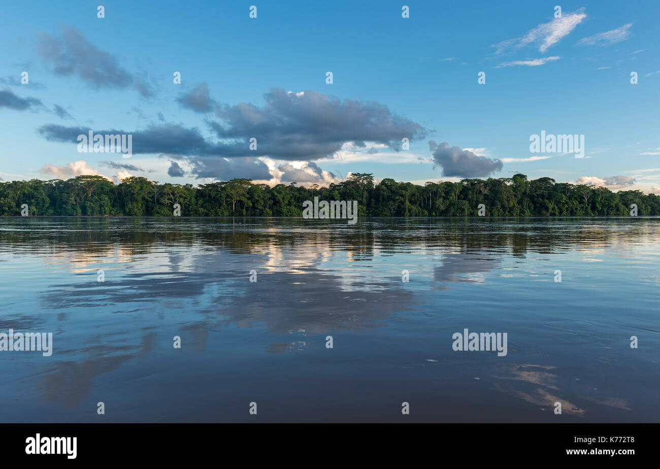 Paysage de la rivière Pastaza dans le bassin de l'Amazone avec une réflexion des nuages et le couvert des arbres de la forêt tropicale, de l'Équateur. Banque D'Images