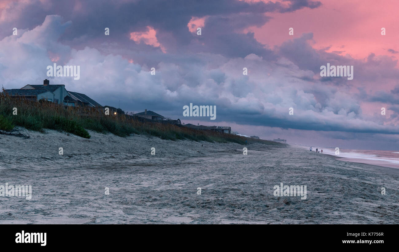 Incroyable Coucher de Emerald Isle Caroline du Nord Outer Banks / Crystal Coast ciel illuminé lire rose et mauve. Seascape incroyable et les nuages. Banque D'Images