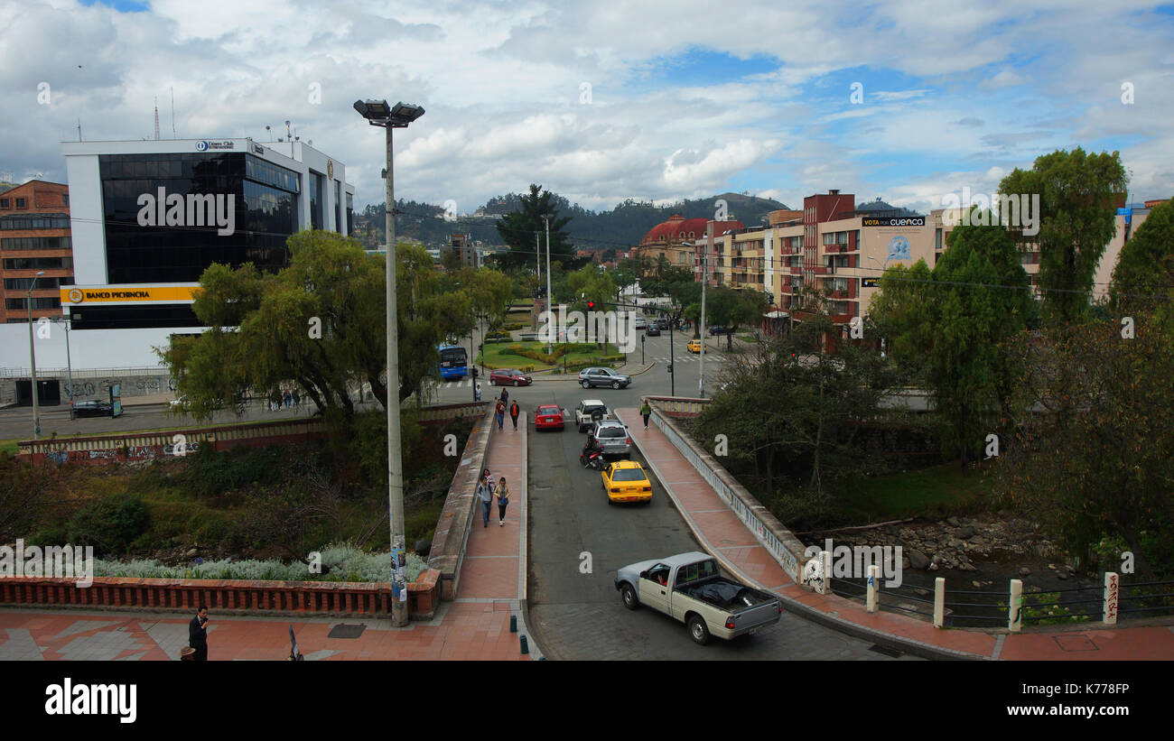 Activité quotidienne sur le pont situé sur l'Avenida 12 de Abril et l'Avenida Fray Vicente Solano dans la partie sud de la ville de Cuenca Banque D'Images