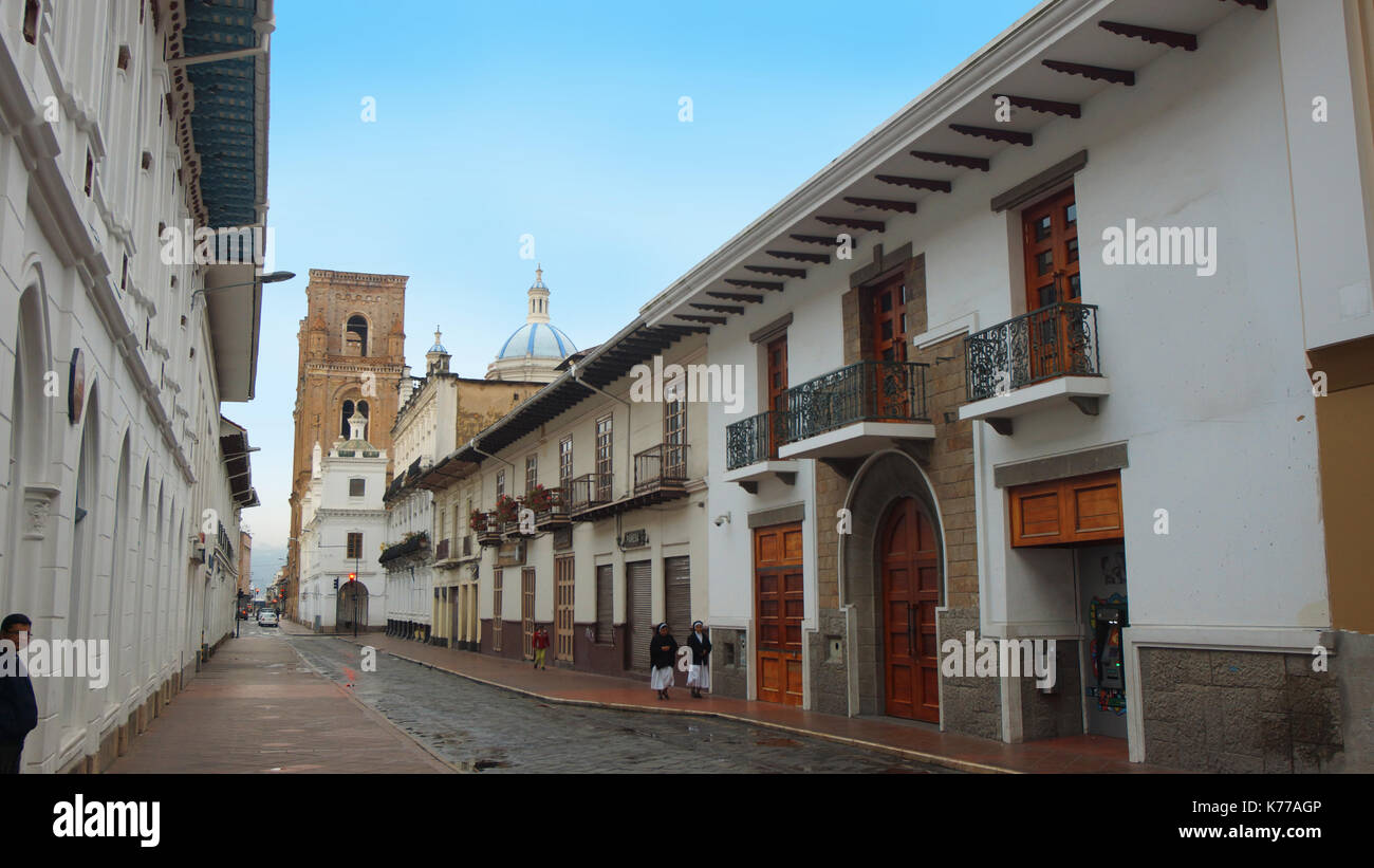 Deux religieuses marchant dans la rue Benigno Malo dans le centre historique de la ville de Cuenca Banque D'Images