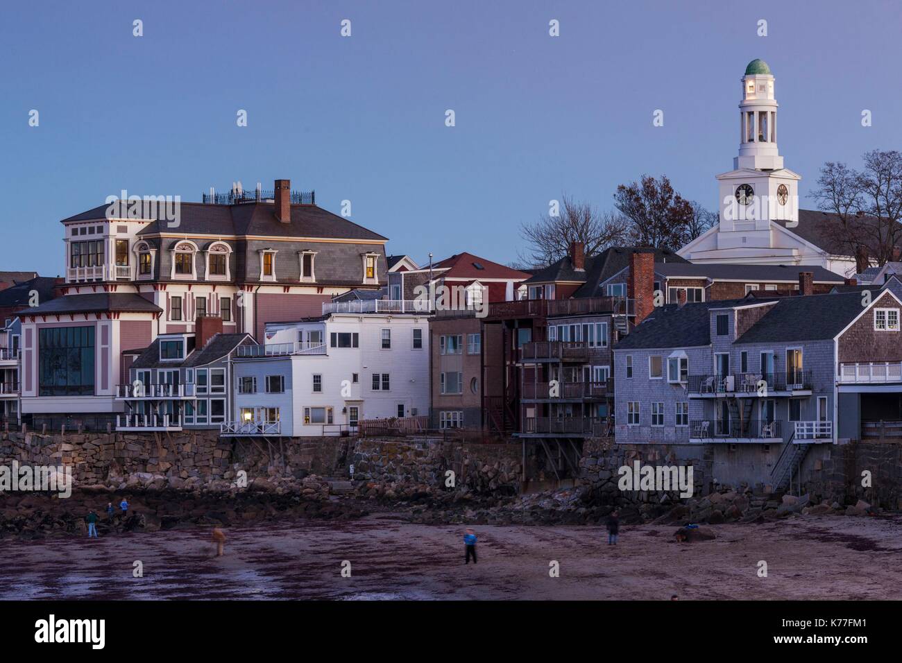 United States, Massachusetts, Cape Ann, Rockport, vue de Shalin Liu Performance Center et First Congregational Church, de l'avant plage, crépuscule Banque D'Images