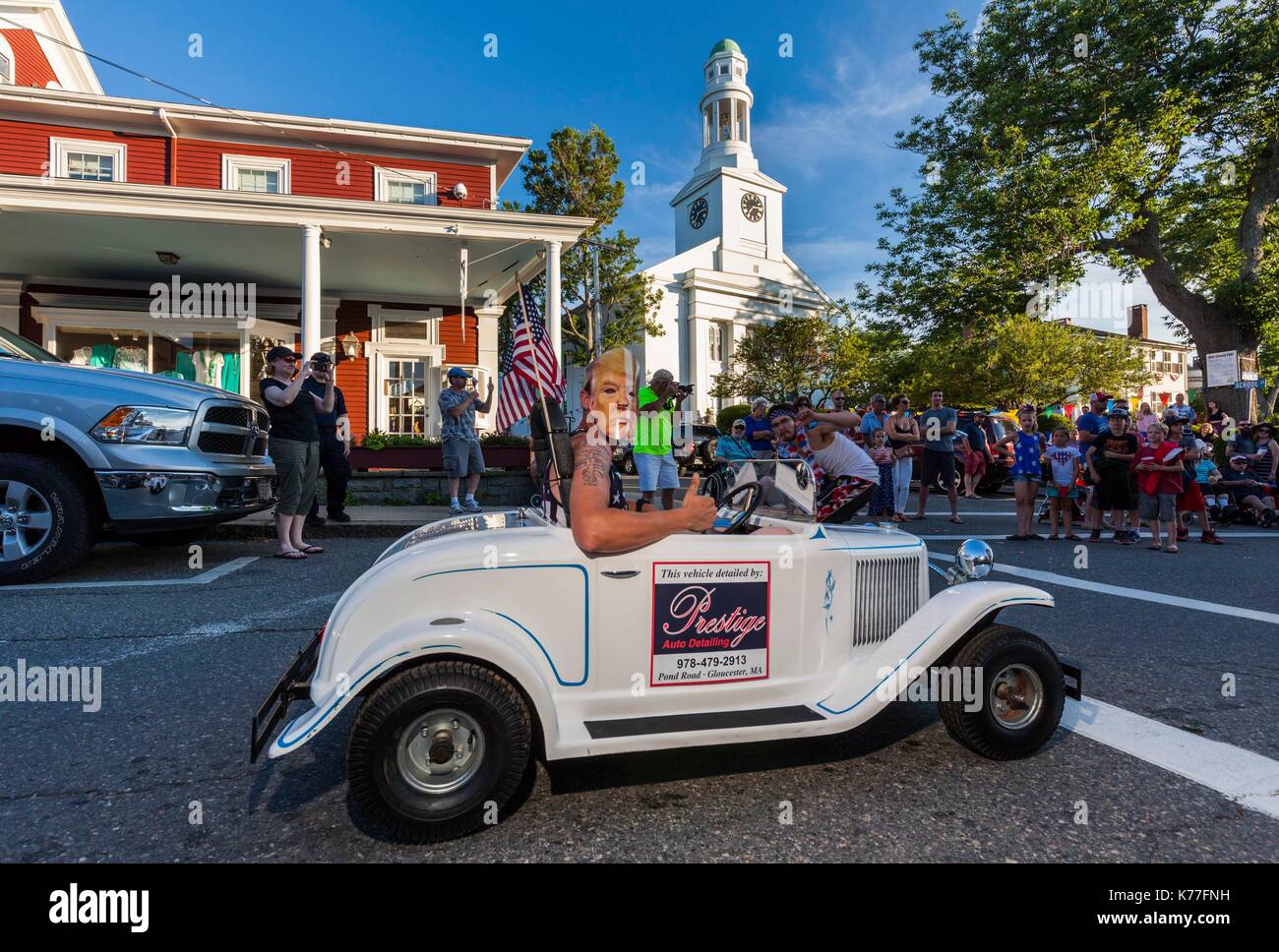 United States, Massachusetts, Cape Ann, Rockport, quatrième de juillet Parade, jeune homme à la candidate présidentielle masque de Donald Trump Banque D'Images