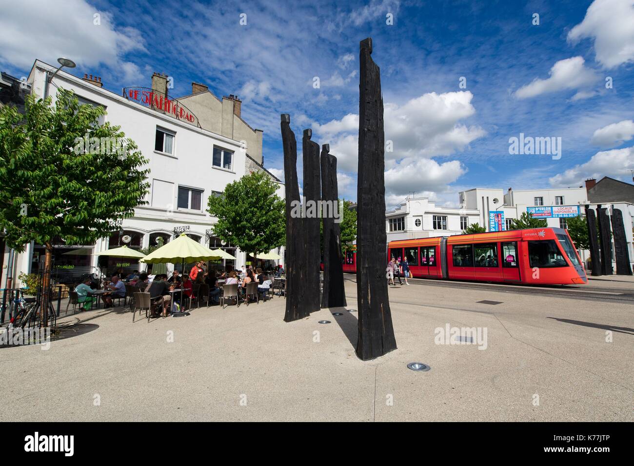 France, Marne, Reims, vue générale de la place Stalingrad avec terrasses, tramways et sculptures Banque D'Images