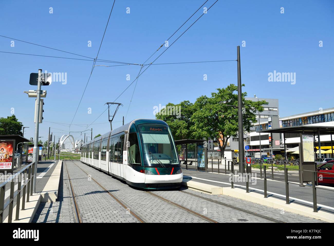 La France, Bas Rhin, Strasbourg, d'un arrêt de tramway de la ligne Kehl Banhof D reliant Strasbourg à Kehl en Allemagne, un tram pour l'Europe sans frontières entre Strasbourg et Kehl Banque D'Images