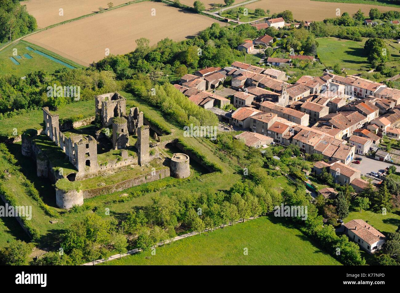 La France, l'Ariège, Lagarde, le château de Lagarde est situé en Ariège,  près de Mirepoix, construit sur une colline surplombant la vallée de l'Hers  Vif (vue aérienne Photo Stock - Alamy