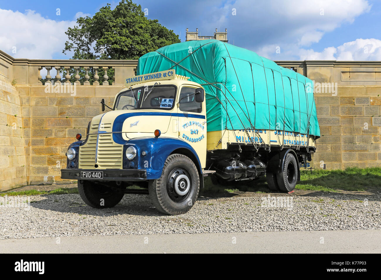 1953 Leyland Comet 90 Plat, Reg No FVG440 aux couleurs de Stanley Skinner & Co Banque D'Images