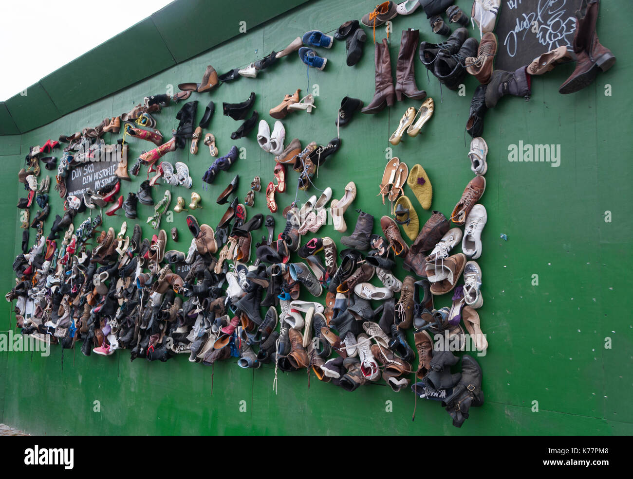 Un mur de chaussures pour la charité à Copenhague au Danemark. Banque D'Images