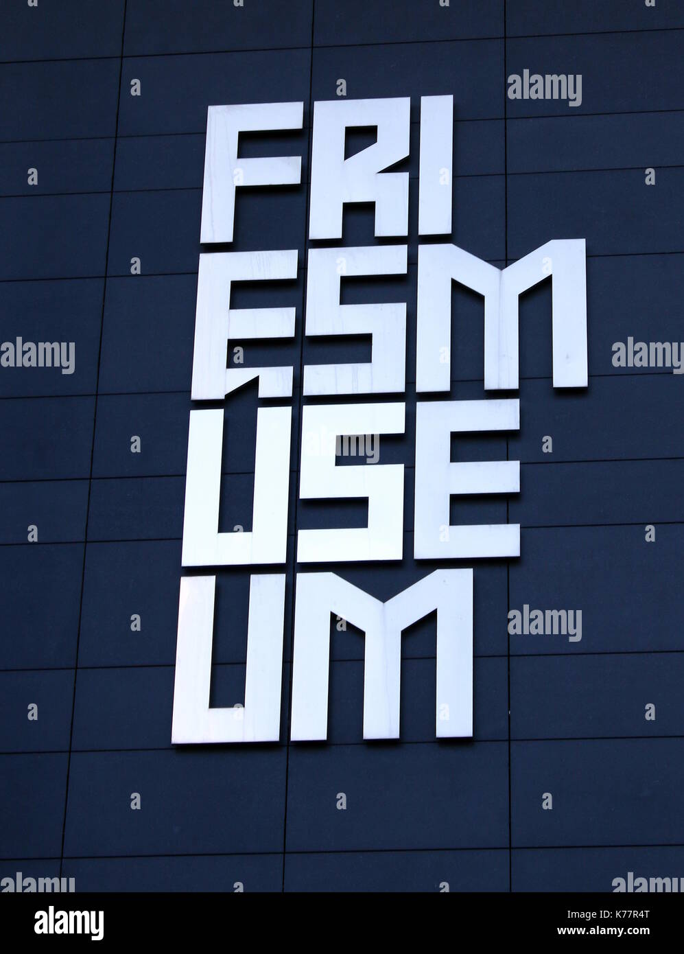 Logo du Nouveau Musée Musée Frison (Frysk) Bâtiment à Wilhelminaplein (aussi Zaailand) square à Leeuwarden, aux Pays-Bas, a ouvert ses portes en 2013. Banque D'Images