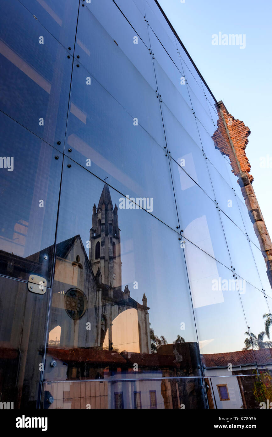 Église Santuario do Caraca reflétée dans les panneaux de verre du sanctuaire, musée rénové après avoir été détruit par un incendie en 1968. Banque D'Images