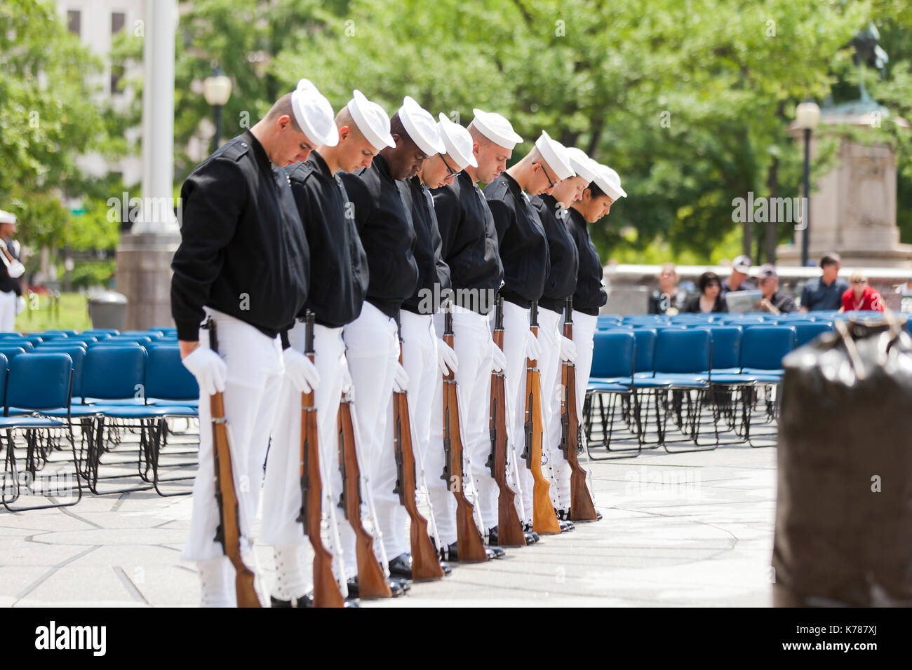 Les marins de la Garde de cérémonie de la marine tous les honneurs lors de la cérémonie du Souvenir de la marine américaine - Washington, DC USA Banque D'Images