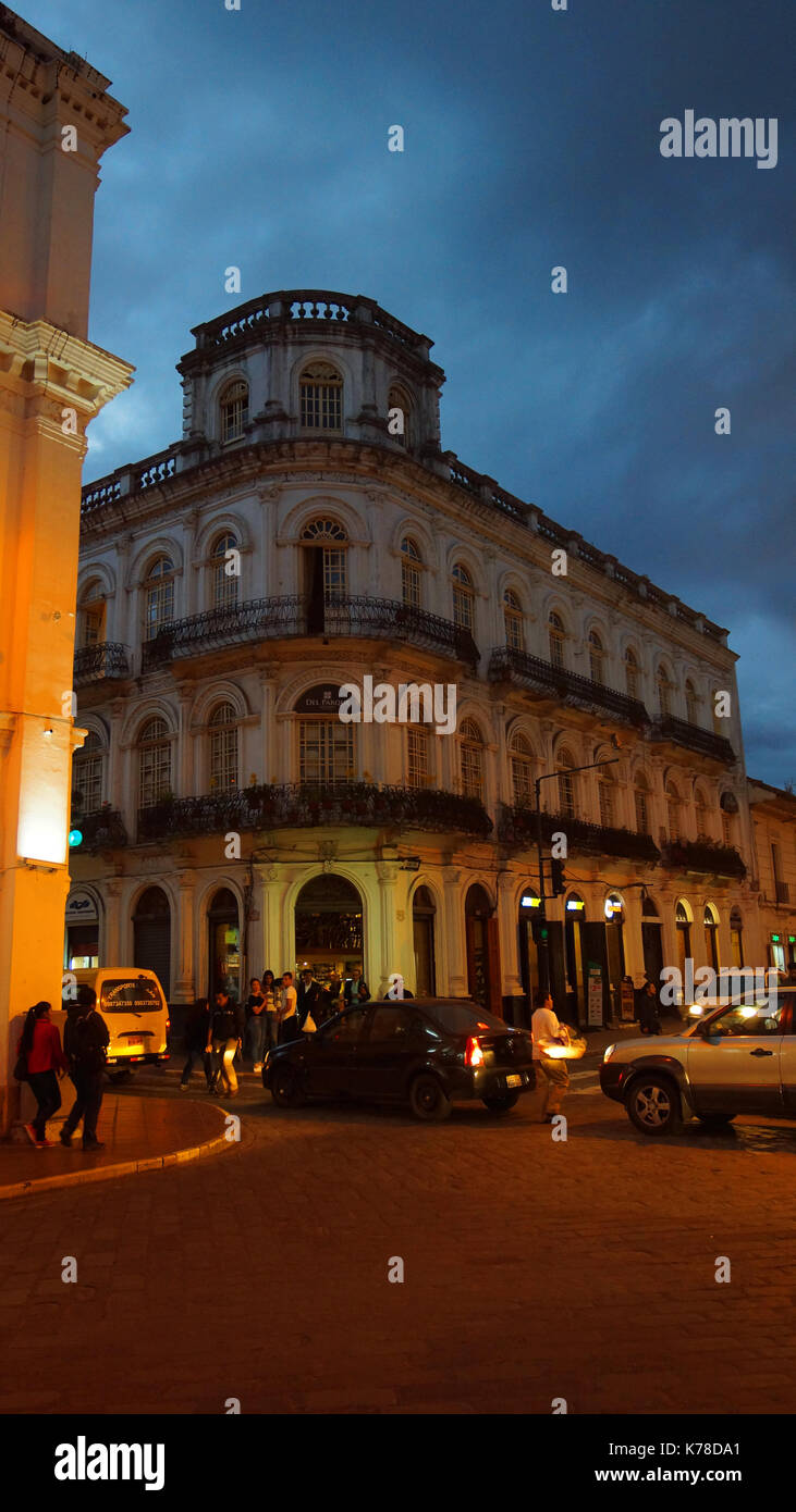 Vue nocturne d'un ancien bâtiment dans la rue Benigno Malo Banque D'Images