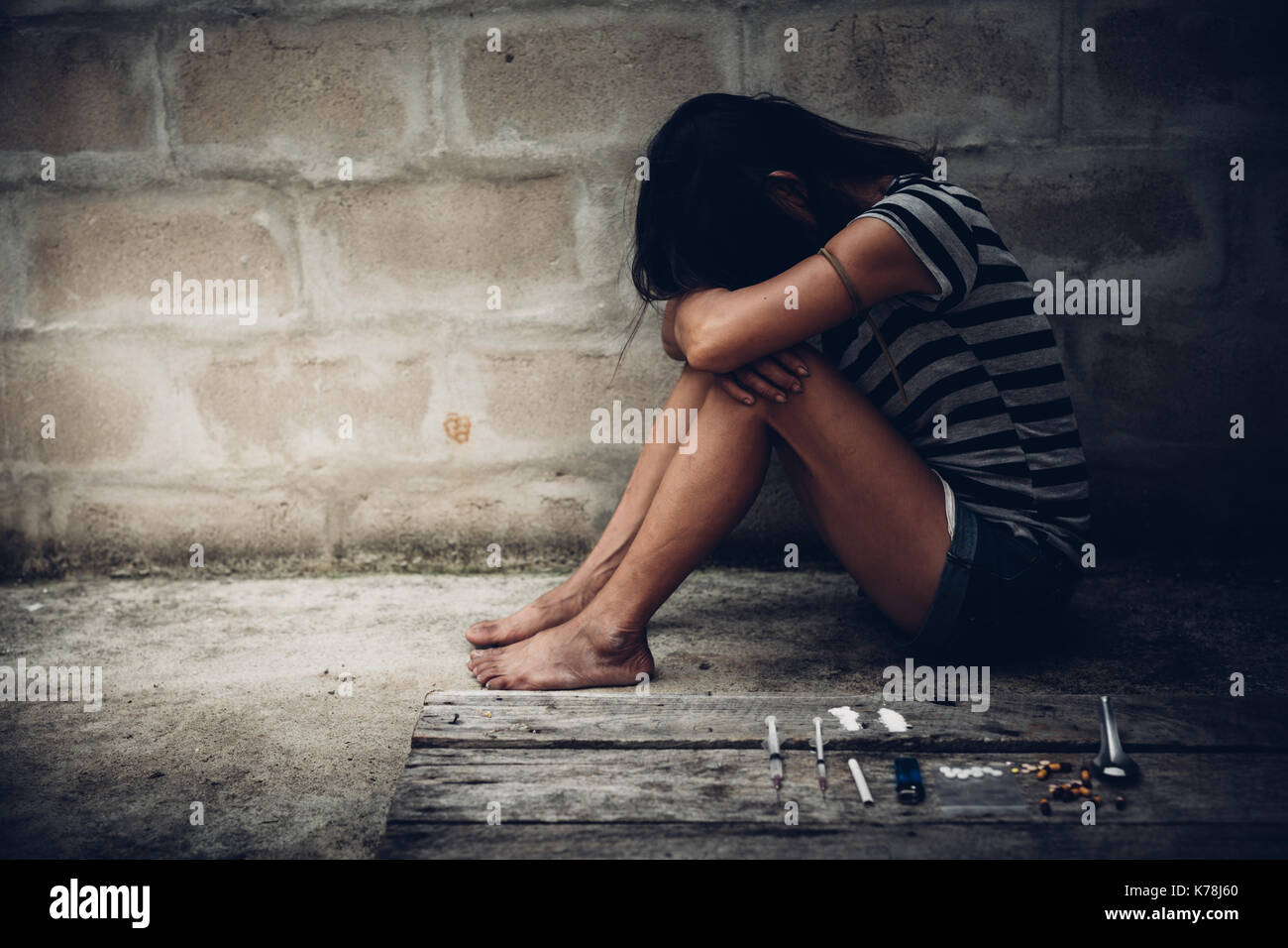 Jeune femme toxicomane avec seringue dans l'action, concept de l'abus des drogues. Banque D'Images