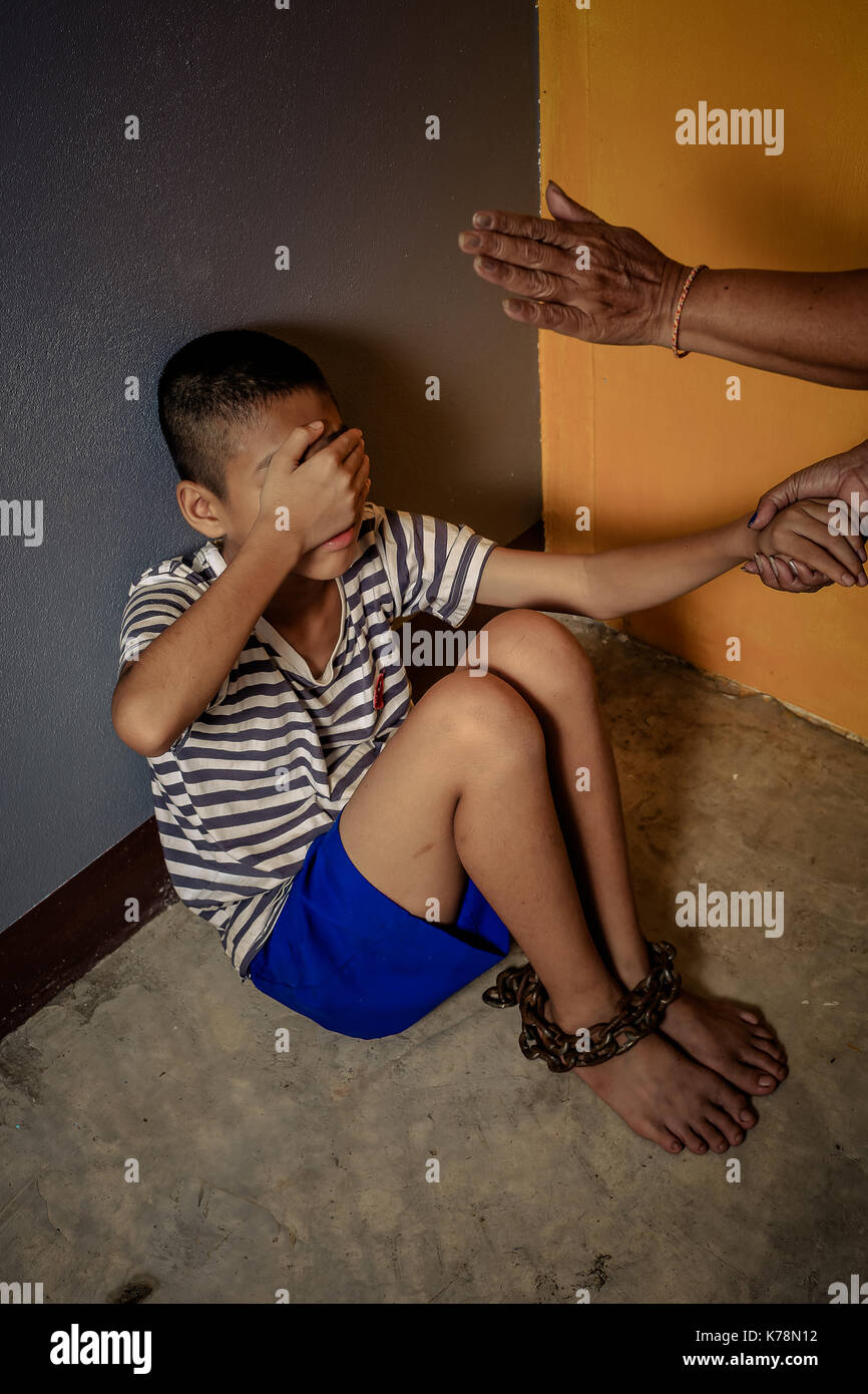 La maltraitance ou la punition,garçon arrêter d'abuser de la violence. Banque D'Images