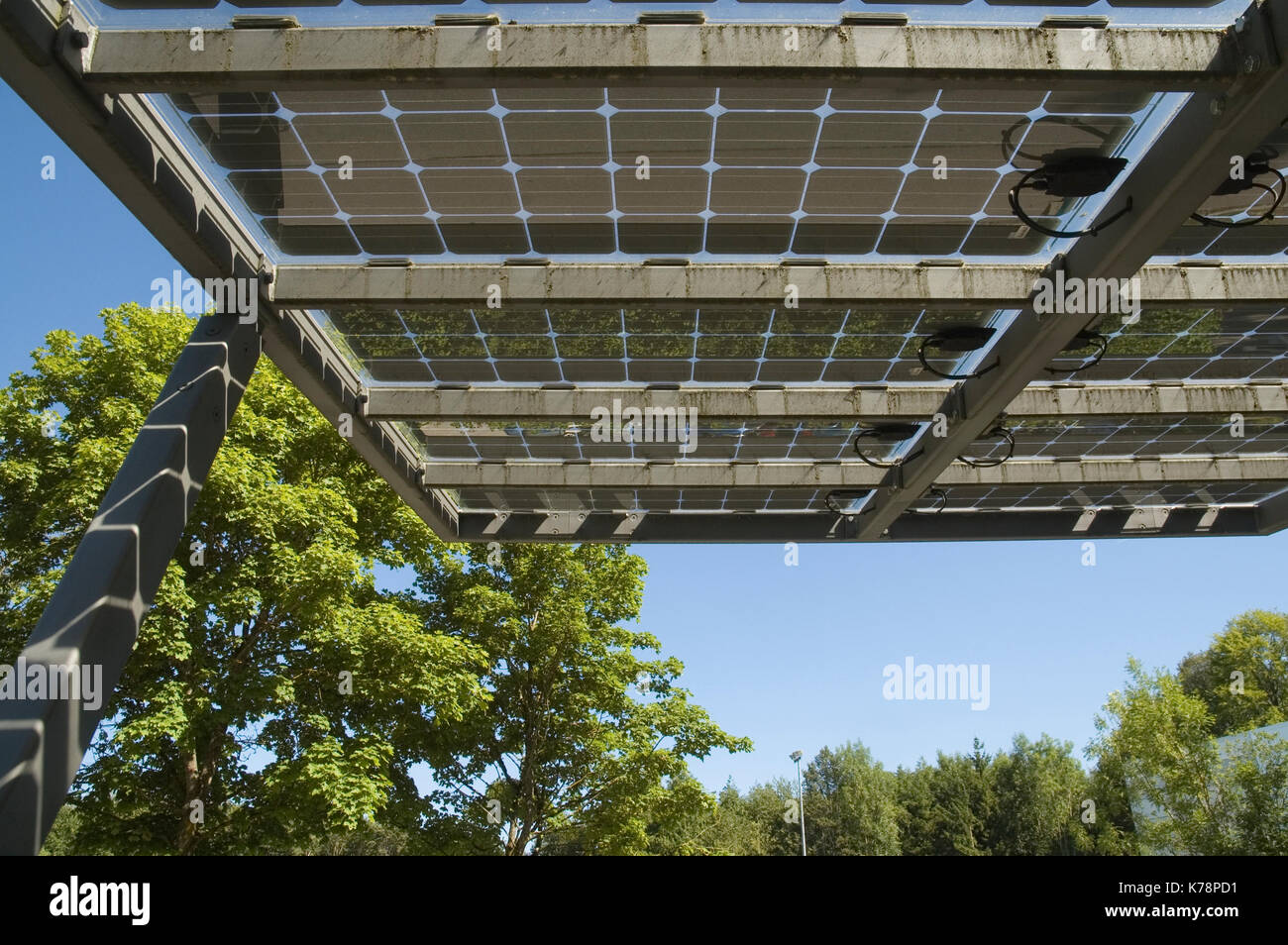 Des panneaux solaires sur le toit d'une station de charge électrique Banque D'Images