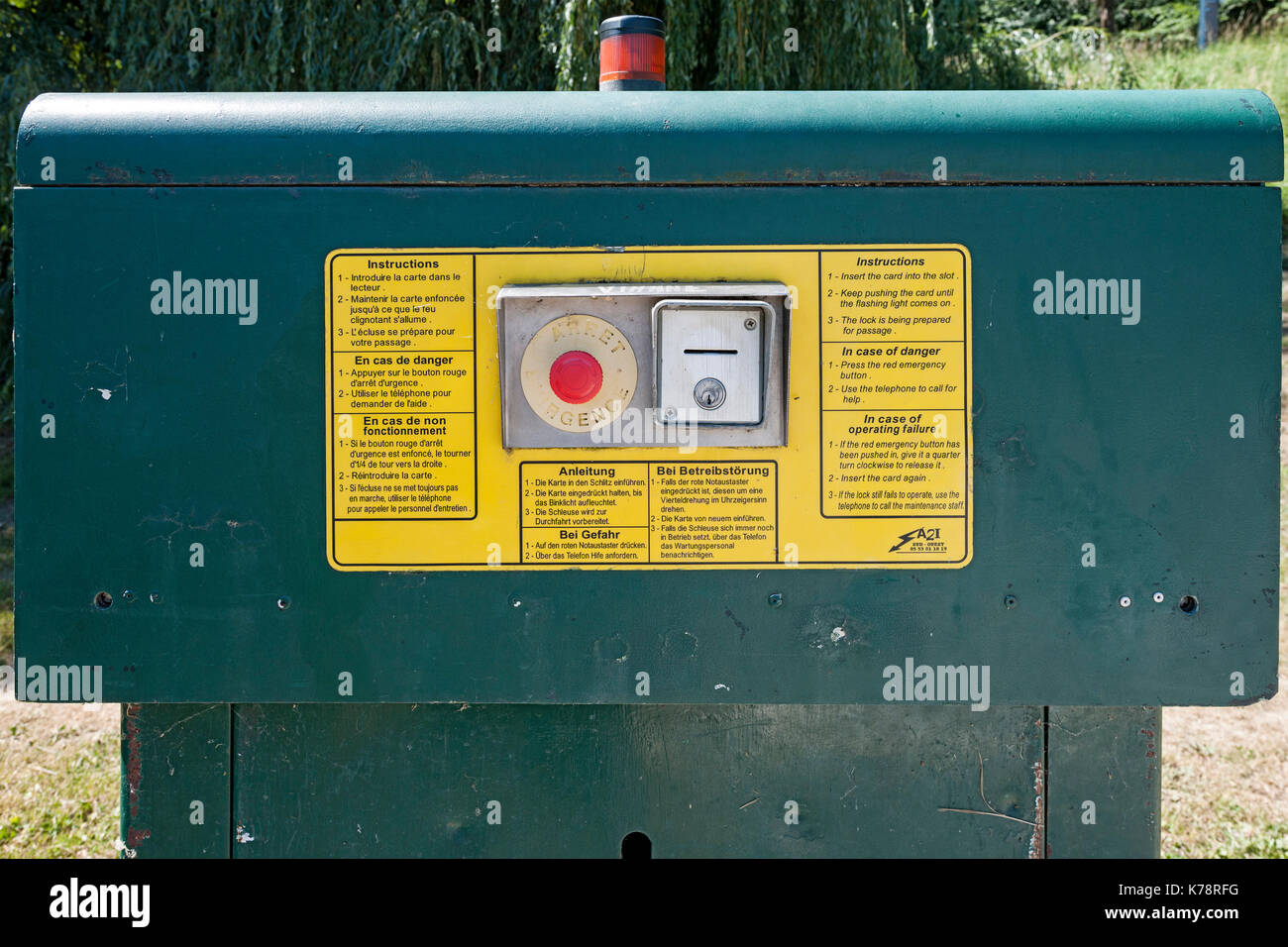 Commande de blocage automatique sur un canal dans la région de la dordogne sud-ouest de la france. Banque D'Images