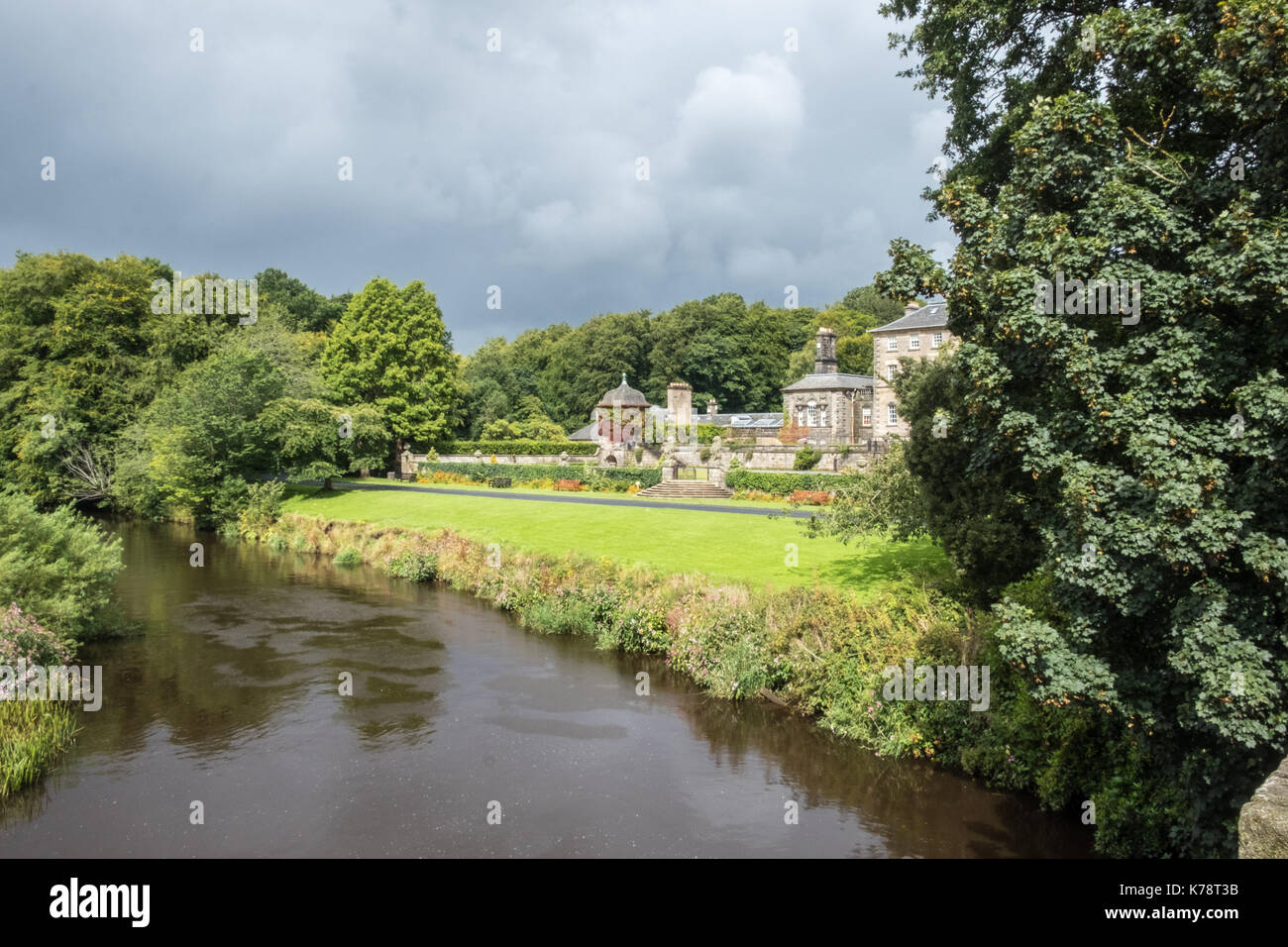 Rivière qui passé pollok house Glasgow Ecosse Banque D'Images