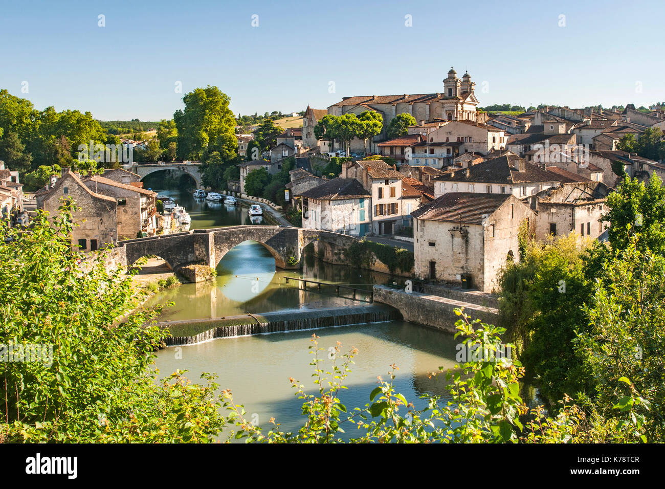 La ville de Nérac et la petite Baïse dans la Dordogne du sud-ouest de la France. Banque D'Images