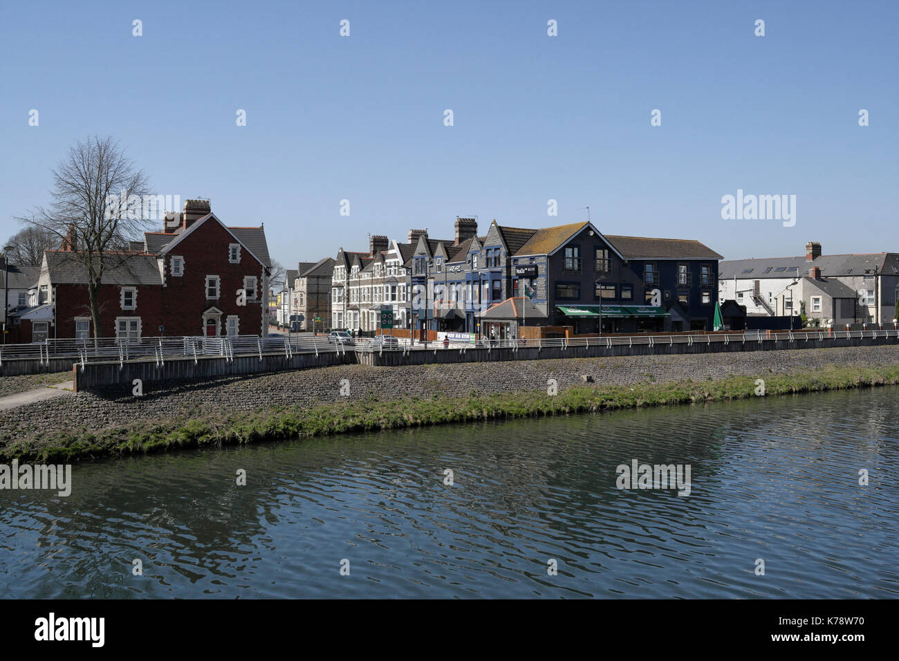 L'auberge et le bar NosDa à Cardiff, vu de l'autre côté de la rivière Taff Cardiff pays de Galles Royaume-Uni Banque D'Images