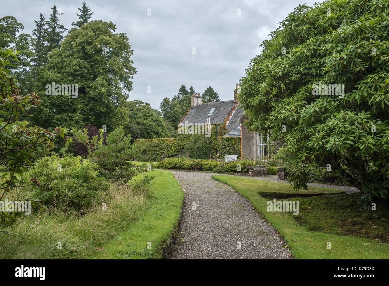 Maison au bout du chemin dans la forêt en Ecosse Banque D'Images