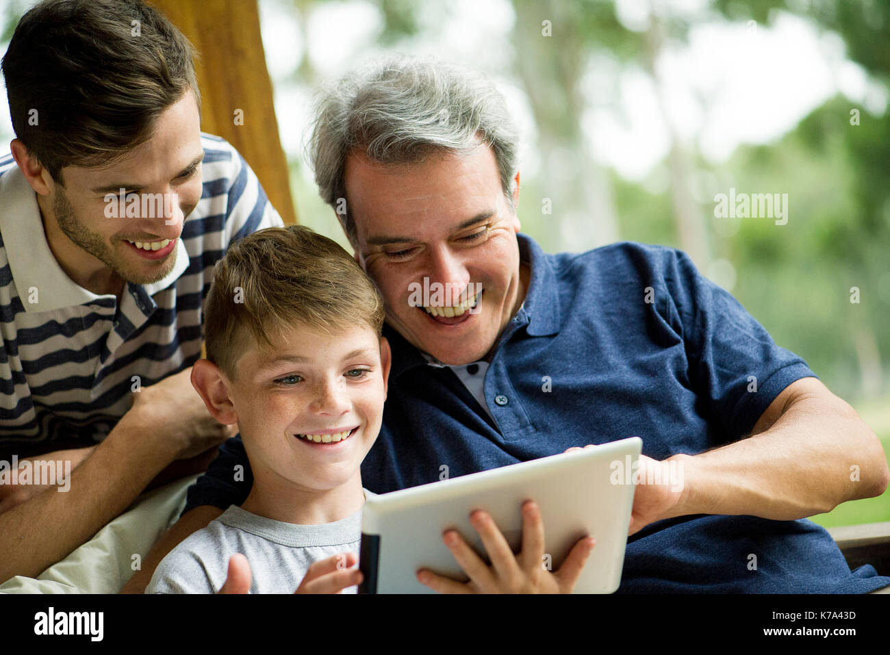 Family using digital tablet together Banque D'Images