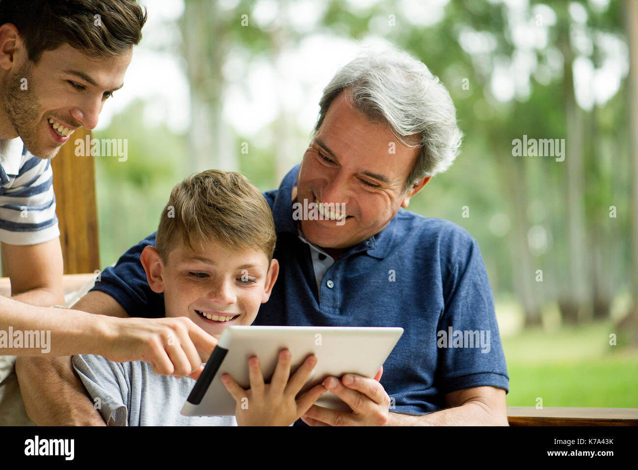 Family using digital tablet together Banque D'Images