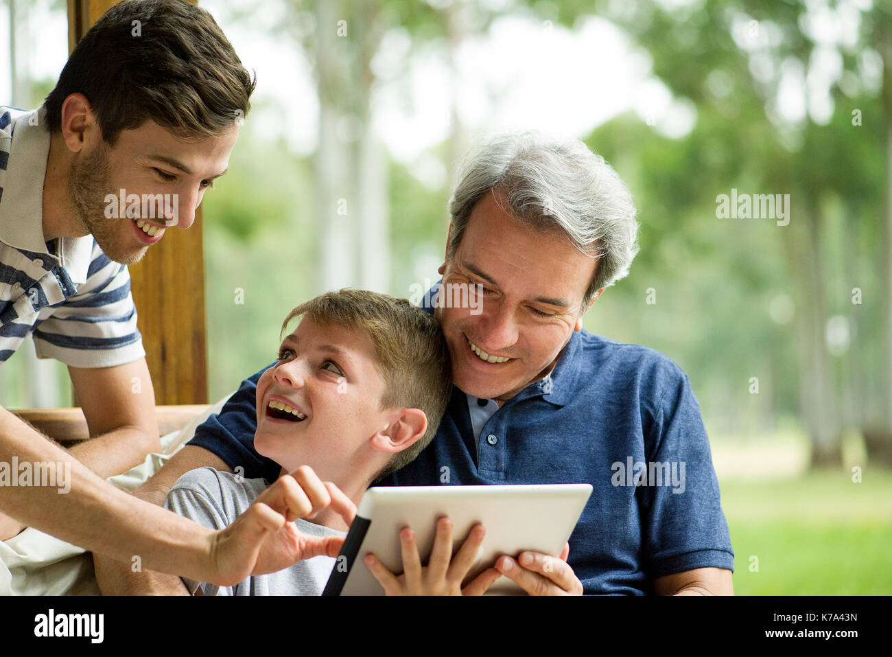 Famille avec enfant using digital tablet Banque D'Images