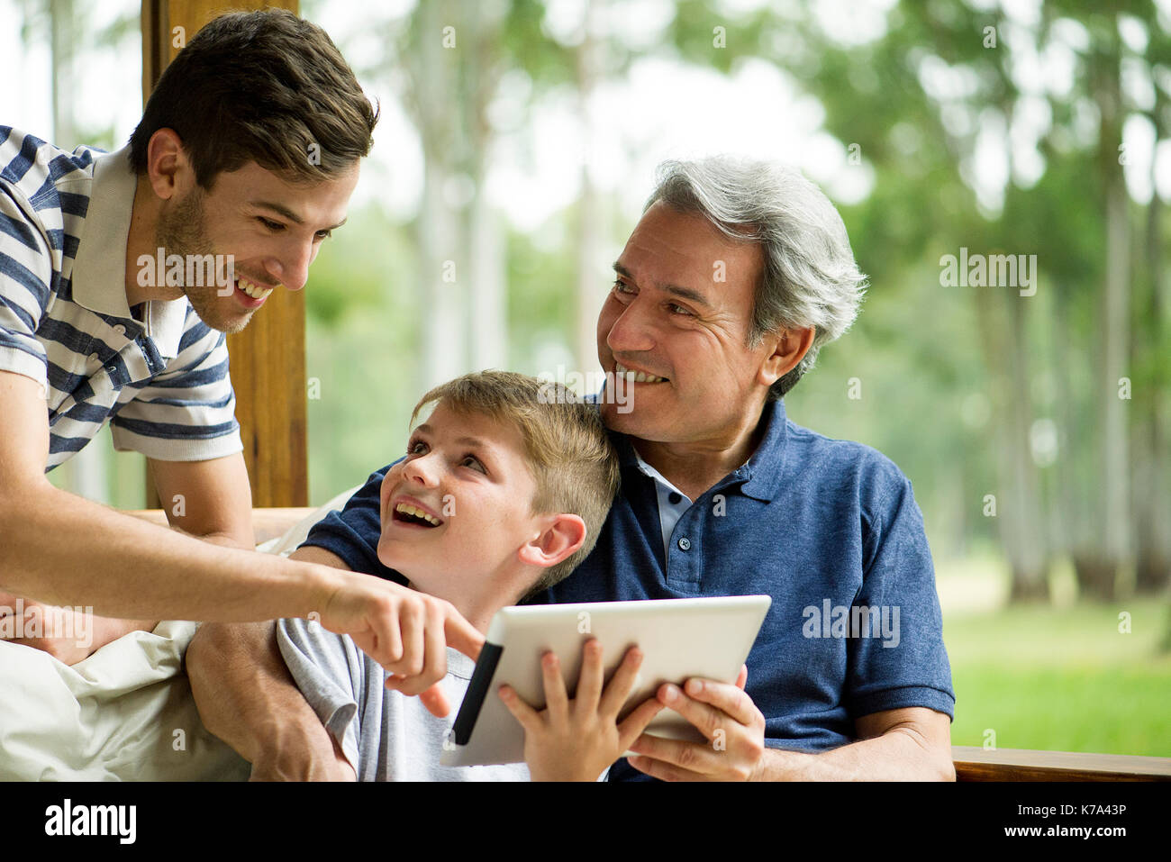 Famille avec enfant using digital tablet Banque D'Images
