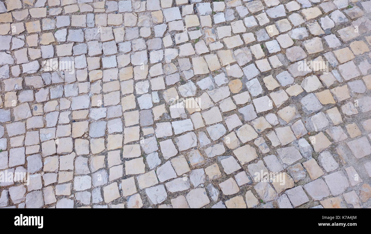 La chaussée portugaise, un style classique et traditionnel de la chaussée fait beaucoup de petits morceaux de pierres qui peut être vu dans les rues et routes. Banque D'Images