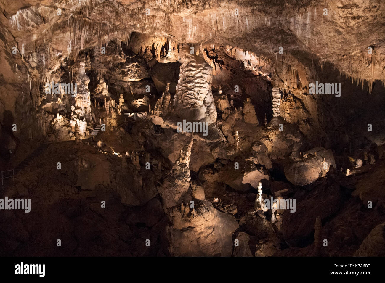 Hall avec spéléothèmes géants dans la grotte de baradla en Hongrie Banque D'Images