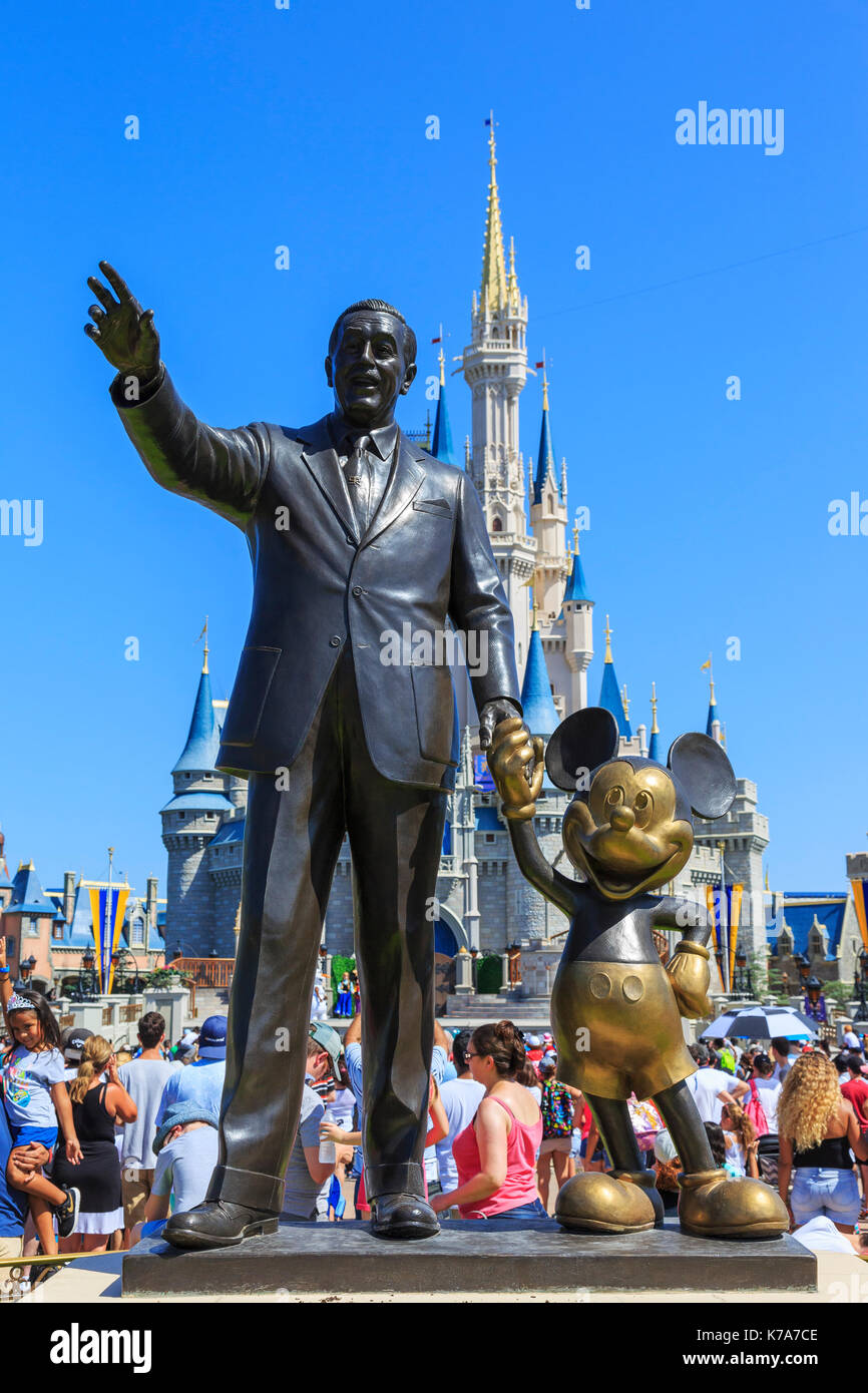Statue emblématique de Walt Disney se tenant la main avec la souris de Mickey au Magic Kingdom Theme Park, Orlando, Floride, USA Banque D'Images