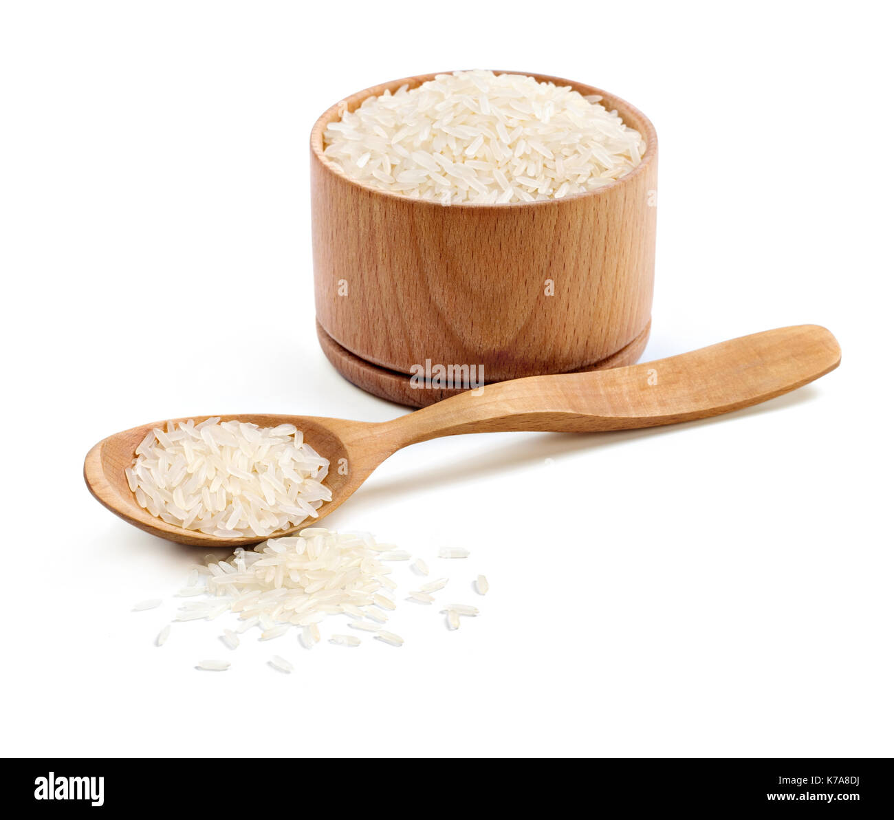 Bol en bois et une cuillère avec le riz étuvé isolé sur fond blanc. alimentation saine. copie espace produit haute résolution. Banque D'Images