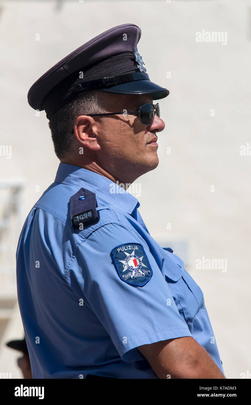 Friendly-à La Maltese policier en service en face du grand maître's Palace - La Valette, Malte. Banque D'Images