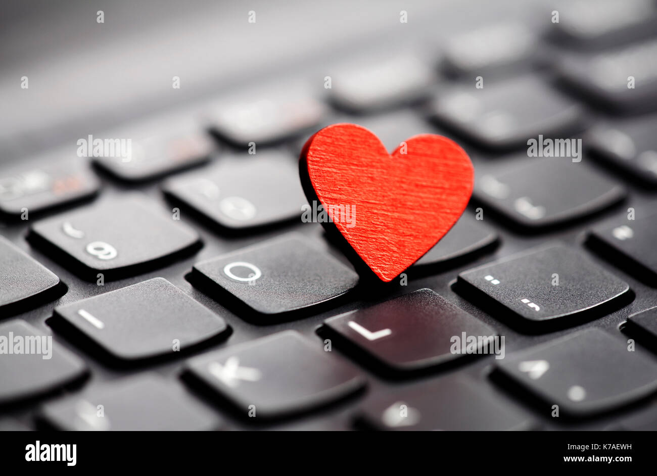 Petit cœur rouge sur clavier. internet concept. Banque D'Images