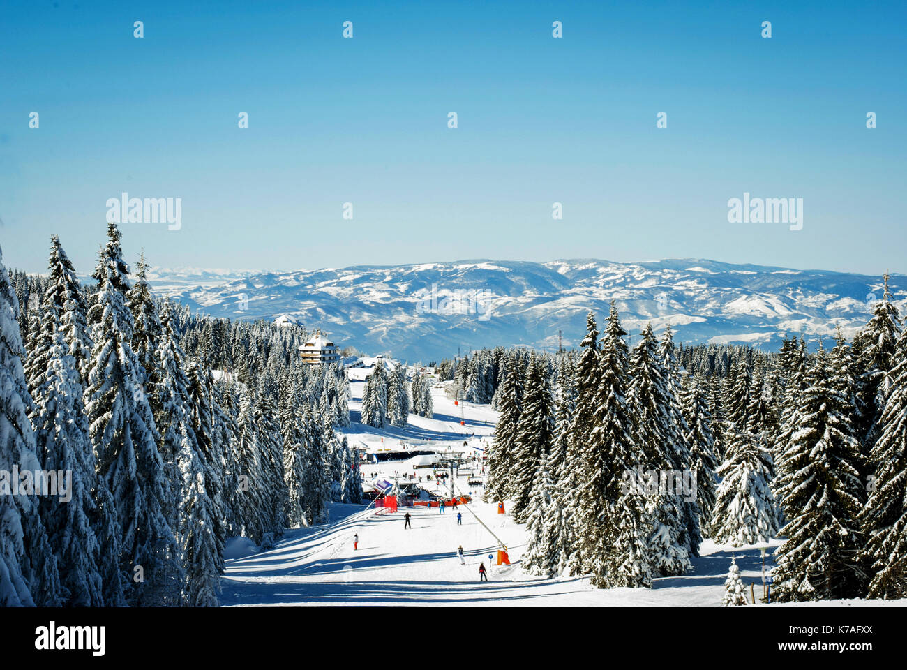 Pistes de ski sur la montagne avec les skieurs et les personnes qui aiment la montagne Banque D'Images