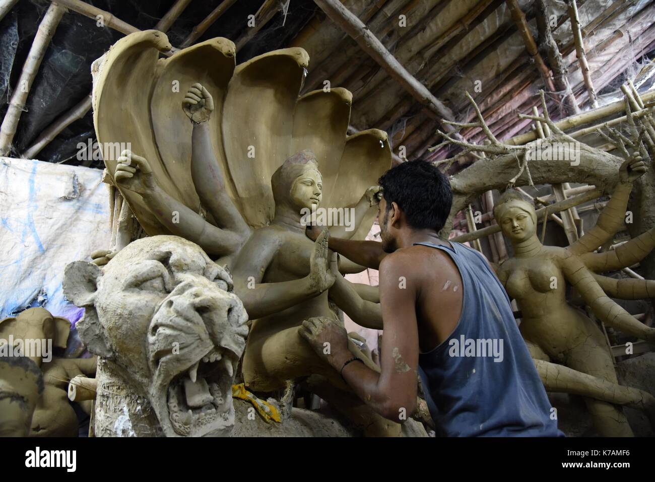 Allahabad, Uttar Pradesh, Inde. 15 septembre 2017. Allahabad: Un artiste faisant Idol de la déesse hindoue Durga d'argile avant la célébration du festival de Durga Puja à Allahabad le 15-09-2017, le festival cimomorate la scannée du Roi démon par le lion, dix Déesse armée Durga, marquant le triomphe du bien sur le mal. Credit: Prabhat Kumar Verma/ZUMA Wire/Alamy Live News Banque D'Images