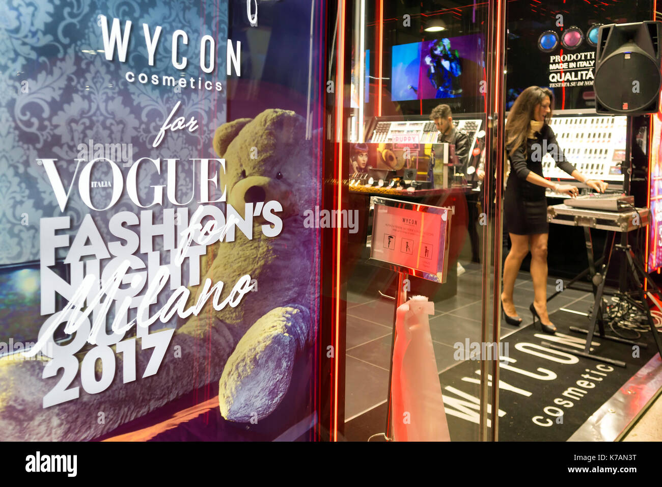 Milan, Italie. 14Th sep 2017. shopping, musique et nourriture à Milan Vogue fashion night out 2017 Credit : Federico rostagno/Alamy live news Banque D'Images