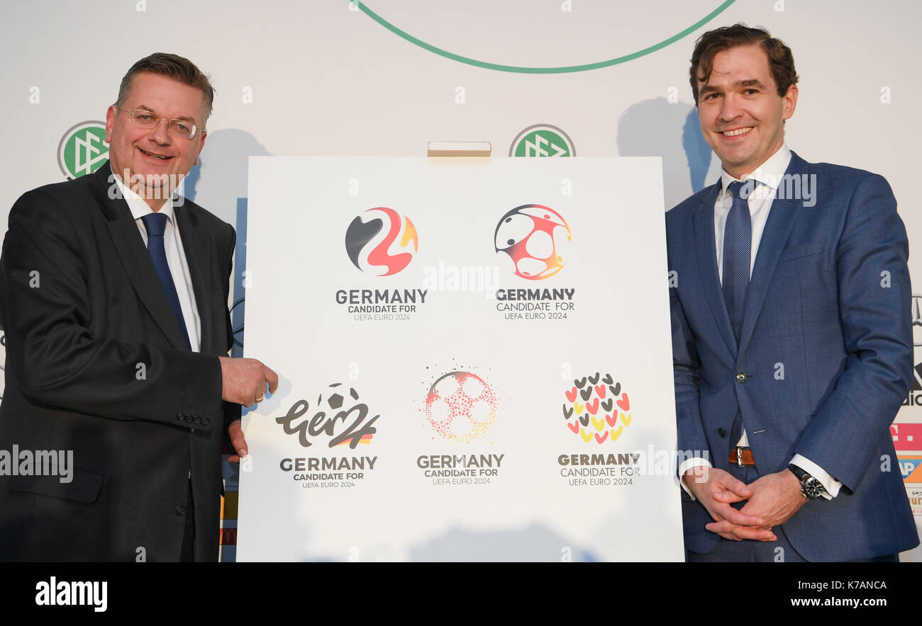 Frankfurt am Main, Allemagne. 15 sep, 2017. reinhard grindel (l), président de la Deutscher fussball Bund (DFB, association allemande de football) et le secrétaire général Friedrich curtius présente cinq propositions pour un logo pour l'euro 2024 allemand offre, après une conférence de presse à Frankfurt am Main, Allemagne, 15 septembre 2017. La DFB a annoncé le match 10 endroits pour son euro 2024 soumission. photo : arne dedert/dpa/Alamy live news Banque D'Images