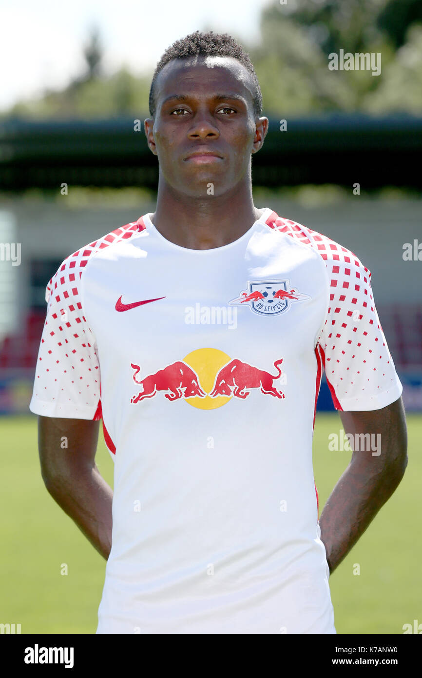 Document - Bundesliga allemande, photocall officiel rb leipzig pour la saison 2017/18 à Leipzig, Allemagne : armindo tue na bruma bangna. photo : gepa pictures/ rb leipzig - pour un usage éditorial uniquement. image est gratuit. attention : utiliser uniquement à des fins éditoriales en collaboration avec indication de la source complète. Dans le monde d'utilisation | Banque D'Images