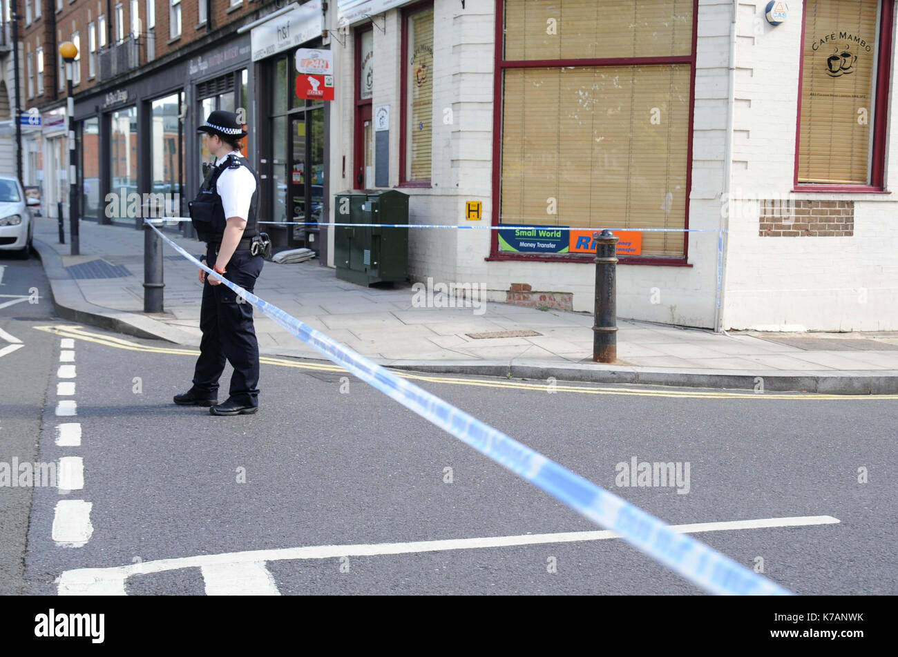 Londres, Royaume-Uni. 15 Sep, 2017. Un agent de police est vu debout autour de la Parsons Green Station de métro. Plusieurs blessés à Parsons Green en tant que passagers de l'appareil vu sur la District Line train de tube pendant l'heure de pointe du matin. Un grand déploiement de la police garde l'accès à la station. Les maisons les plus proches de la gare ont été évacués jusqu'à ce que la zone est sûre. La police se réchauffe plus d'explosifs. Le 15 septembre 2017 à Londres, Royaume-Uni. Credit : SOPA/Alamy Images Limited Live News Banque D'Images