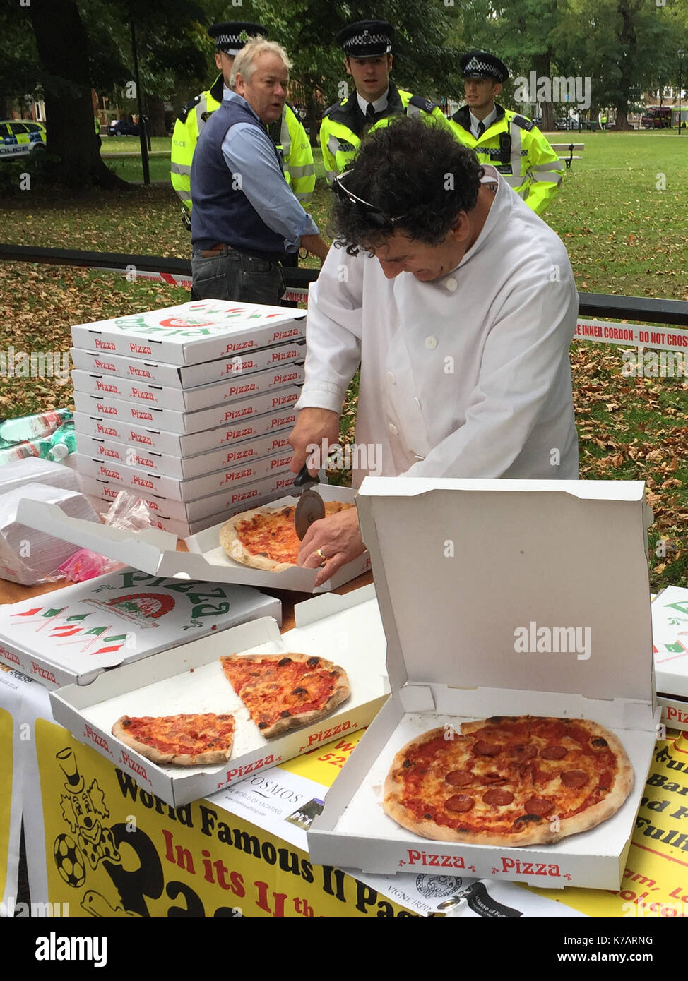 Londres, Royaume-Uni. 15 sep, 2017. pizza baker teo catino pizzas coupe à  Londres, Royaume-Uni, 15 septembre 2017. catino donné loin des pizzas et de  l'eau pour montrer sa gratitude à la rescousse