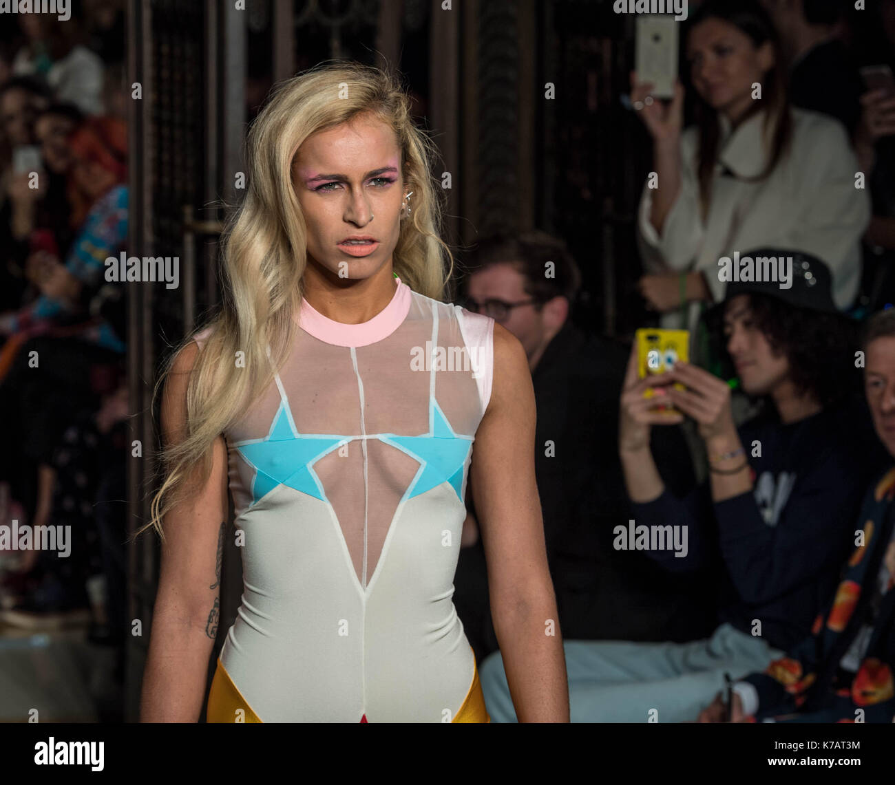 Londres, Royaume-Uni. 15 sep, 2017. pam hogg défilé de mode à la SS18 scout crédit : Ian Davidson/Alamy live news Banque D'Images