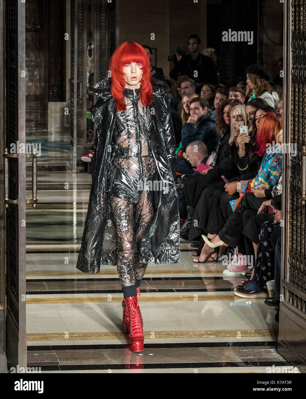 Londres, Royaume-Uni. 15 sep, 2017. pam hogg défilé de mode à la SS18 scout crédit : Ian Davidson/Alamy live news Banque D'Images