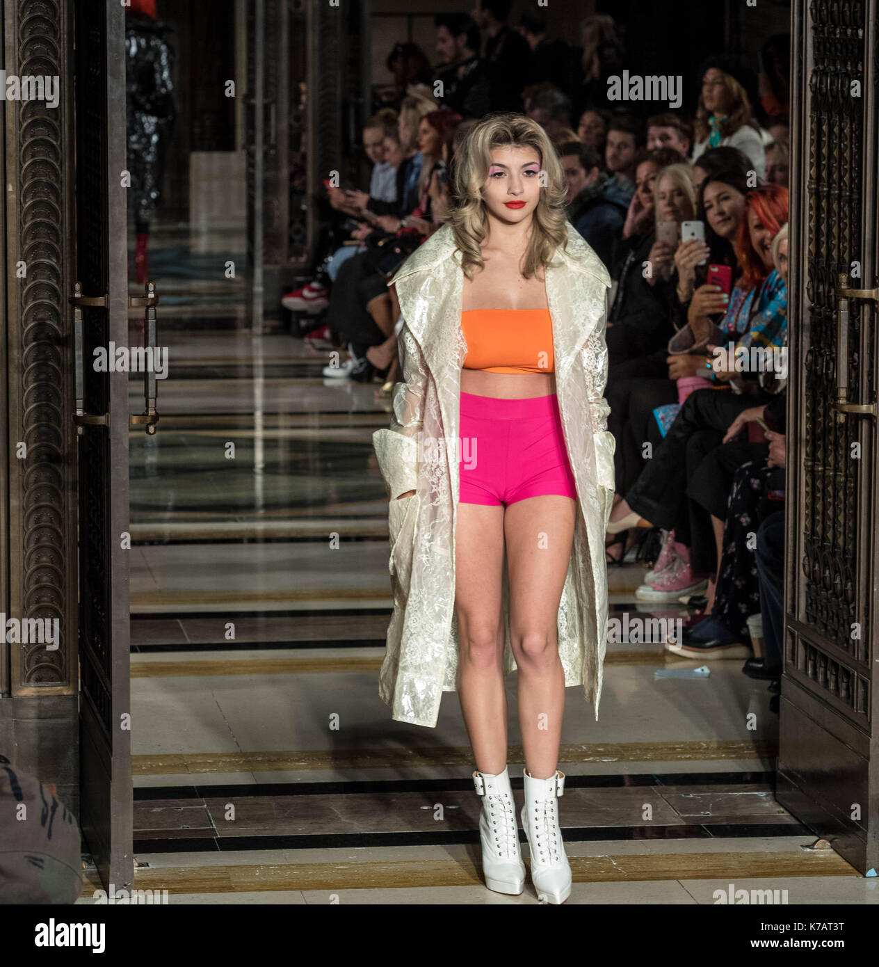 Londres, Royaume-Uni. 15 sep, 2017. pam hogg défilé de mode à la SS18 scout crédit : Ian Davidson/Alamy live news Banque D'Images