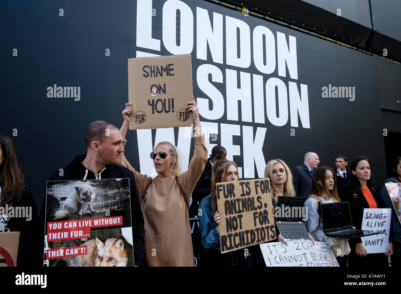 Londres, Royaume-Uni. 15 Septembre 2017 Les défenseurs des droits des animaux manifestation devant le lieu de la Semaine de la mode de Londres à l'utilisation de la fourrure dans l'industrie de la mode Banque D'Images