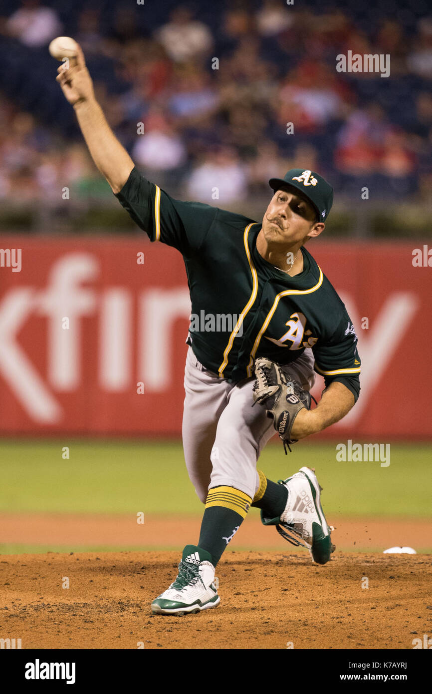 Philadelphie, Pennsylvanie, USA. 15 Sep, 2017. Oakland Athletics le lanceur partant Daniel Mengden (33) lance un lancer au cours du jeu MLB entre les Oakland Athletics et les Phillies de Philadelphie à la Citizens Bank Park de Philadelphie, Pennsylvanie. Christopher Szagola/CSM/Alamy Live News Banque D'Images