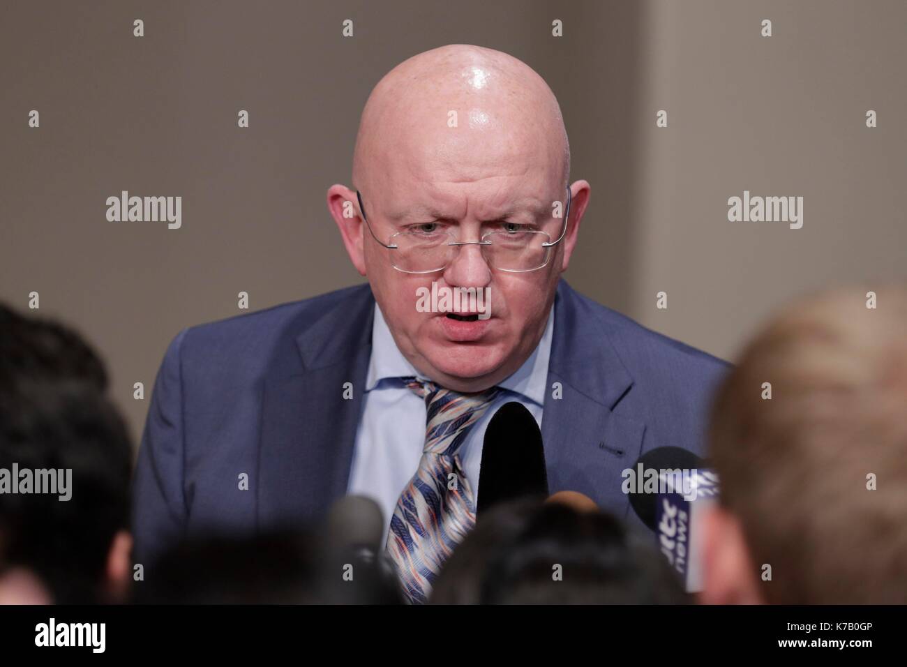 Organisation des Nations Unies, New York, USA, 15 septembre 2017 - Vassily Nebenzia Louise Corriveau, représentant permanent de la Fédération de Russie à l'ONU a participé sur une consultations du Conseil de sécurité sur la non-prolifération et la RPDC test missel aujourd'hui au siège des Nations unies à New York. photo : Luiz rampelotto/europanewswire dans le monde d'utilisation | Banque D'Images